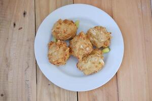 Bakwan sagur oder Gemüse verplempern, indonesisch Snack gemacht von Mehl, Kohl, Möhren und Bohne Sprossen, serviert mit Chili foto