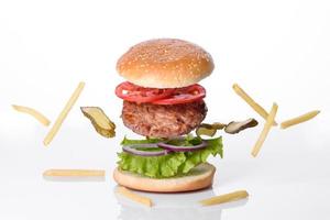 Craft Beef Burger und Pommes auf weißem Hintergrund foto