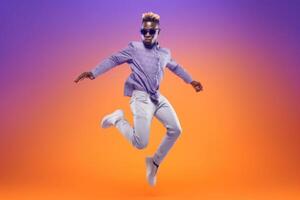 ai generiert jung energisch afrikanisch Mann mit Sonnenbrille springt auf lila Hintergrund foto