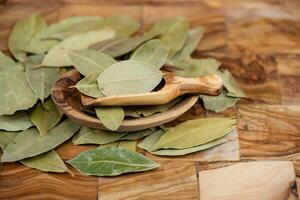 Bucht Blätter und auf Olive Holz foto