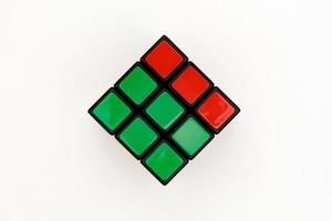Sankt Petersburg, Russland - 17. Juli 2019 - Rubik's Cube, Rubik's Cube Draufsicht isoliert, Rubik's Cube auf weißem Hintergrund, buntes Puzzle, mathematisches Problem, Aufladung für Ihr Gehirn, Würfel-Regenbogenpalette foto