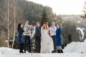 Hochzeiten, Paare und Familie feiern Ehe zum Engagement, Vertrauen oder Beziehung Unterstützung. Porträt von verheiratet Braut und Bräutigam mit glücklich Eltern. Hochzeit im Winter foto