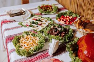 Kosaken Tisch. Bankett Halle Fleisch Leckereien zum Gäste. hausgemacht Ausschnitte. Schweinefleisch Filet. köstlich Fleisch Schnitte. Fleisch Platte. köstlich Kompositionen von geräuchert Minze. Hütte Käse. foto