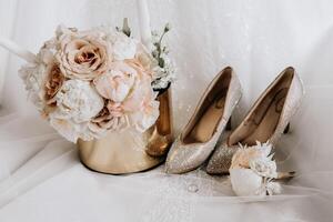 das Braut Engagement Ring, modisch Stilettos, frisch Rose Blumen. Hochzeit Einzelheiten im golden Stil. foto