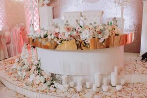 romantisch Tabelle Rahmen im ein Restaurant zum ein Urlaub. Hochzeit Dekor zum das Jungvermählten beim das Bankett. Floristik von frisch Blumen und Kerzen, Boho Stil. Gastronomie zum das Braut und Gäste. foto
