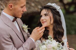 Hochzeit. Liebe und Paar im Garten zum Hochzeit. Feier von Zeremonie und Engagement. speichern das Datum. Vertrauen. das Braut und Bräutigam umarmen. Lächeln und Liebe. Foto von glücklich und im Liebe Bräute und Bräutigame.