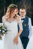 Winter Hochzeit im das Berge. das Braut ist warten zum das Bräutigam. ein schön Braut im ein Weiß Kleid und ein Strauß von Blumen im ihr Hände. ein modern Winter Hochzeit foto