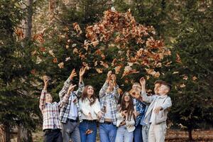 Freundschaft, Bewegung, Aktion, Freiheit und Menschen Konzept - - Gruppe von glücklich Jugendliche oder Schule freunde posieren und haben Spaß draußen gegen Natur oder Wald Hintergrund. foto