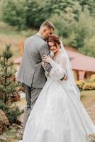 Hochzeit. Liebe und Paar im Garten zum Hochzeit. Feier von Zeremonie und Engagement. speichern das Datum. Vertrauen. das Braut und Bräutigam umarmen. das Bräutigam umarmt das Braut im das Frühling Landschaft. foto