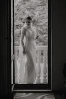 Hochzeit schwarz und Weiß Porträt. das Braut ist posieren im ein elegant Hochzeit Kleid. Morgen von das Braut. schön Haar und bilden foto
