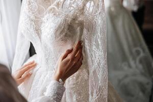 Schlafzimmer Innere mit Hochzeit Kleid bereit zum das Zeremonie. ein schön üppig Hochzeit Kleid auf ein Mannequin im ein Hotel Zimmer. foto