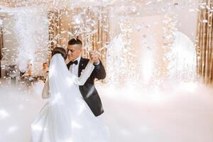 das Hochzeit von das Braut und Bräutigam im ein elegant Restaurant mit großartig Licht und Atmosphäre. das zuerst tanzen von das Braut und Bräutigam. foto