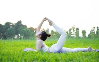 Bild einer asiatischen Frau, die Yoga im Freien macht foto