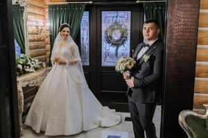 glücklich Braut und Bräutigam im das Halle von ein modern Hotel. Winter Hochzeit. foto