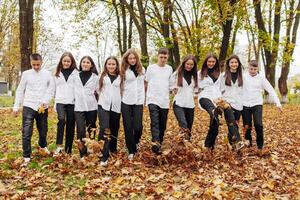 Freundschaft, Bewegung, Aktion, Freiheit und Menschen Konzept - - Gruppe von glücklich Jugendliche oder Schule freunde posieren und haben Spaß draußen gegen Natur oder Wald Hintergrund. foto