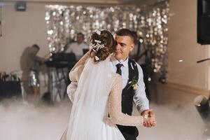 das Hochzeit von das Braut und Bräutigam im ein elegant Restaurant mit großartig Licht und Atmosphäre. das zuerst tanzen von das Braut und Bräutigam. foto