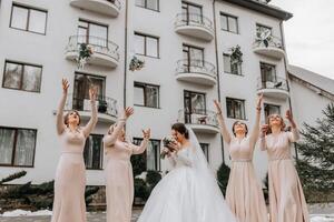 ein Brünette Braut im ein Weiß elegant Kleid und ihr freunde im grau Kleider Pose mit Blumensträuße. Hochzeit Porträt im Natur, Hochzeit Foto im Licht Farben.