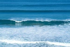 Ozean mit kleinen Wellen foto
