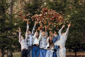 Freundschaft, Bewegung, Aktion, Freiheit und Menschen Konzept - - Gruppe von glücklich Jugendliche oder Schule freunde posieren und haben Spaß draußen gegen Natur oder Wald Hintergrund. foto