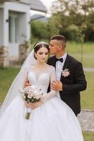 Hochzeit. Liebe und Paar im Garten zum Hochzeit. feiern das Zeremonie und Engagement. speichern das Datum. Vertrauen. das Braut und Bräutigam umarmen. Paar im Liebe. Hochzeit Porträt foto