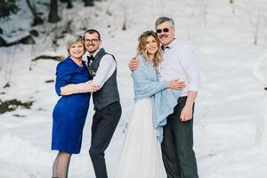 Hochzeiten, Paare und Familie feiern Ehe zum Engagement, Vertrauen oder Beziehung Unterstützung. Porträt von verheiratet Braut und Bräutigam mit glücklich Eltern. Hochzeit im Winter foto