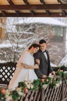 schön Hochzeit Paar. Winter Hochzeit von das Bräutigam im ein schön passen und das Braut im ein schön Hochzeit Kleid. Winter Foto schießen Jungvermählten.