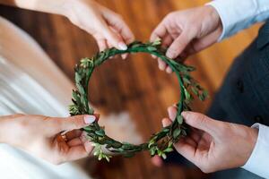 Braut Kranz von Grün und frisch Blumen. Hochzeit im ein rustikal Stil, Einzelheiten von das Braut. Vorbereitung zum das Hochzeit foto