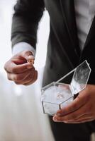 Herren Zubehör, Bräutigam Einzelheiten. Schönheit ist im das Einzelheiten. Vorbereitung zum das Hochzeit. Leder Schuhe. Gold Hochzeit Ringe. Bogen binden. Hochzeit Strauß von Blumen. foto