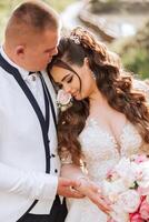 Hochzeit. Liebe und Paar im Garten zum Hochzeit. Feier von Zeremonie und Engagement. speichern das Datum. Vertrauen. das Braut und Bräutigam umarmen. Lächeln und Liebe im das Park. das Bräutigam umarmt das Braut. foto