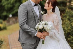 Hochzeit. Liebe und Paar im Garten zum Hochzeit. Feier von Zeremonie und Engagement. speichern das Datum. Vertrauen. das Braut und Bräutigam umarmen. das Bräutigam umarmt das Braut im das Frühling Landschaft. foto