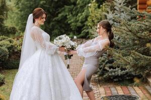 Gruppe Porträt von das Braut und Brautjungfern. ein Braut im ein Hochzeit Kleid und ein Brautjungfer im ein Silber Kleid halt ein stilvoll Strauß auf ihr Hochzeit Tag. foto