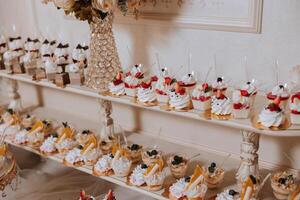 Mandel Kekse und verschiedene Süss Kuchen zum ein Hochzeit Bankett. ein köstlich Rezeption, ein luxuriös Zeremonie. Tabelle mit Süßigkeiten und Nachspeisen. köstlich bunt Französisch Nachspeisen auf ein Teller oder Tisch. foto