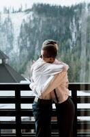 ein Vater Umarmungen seine reifen Sohn und hilft ihm bereiten zum das Hochzeit Zeremonie. warm und aufrichtig Beziehungen zwischen ein Vater und ein Erwachsene Sohn. ein emotional Moment beim ein Hochzeit foto