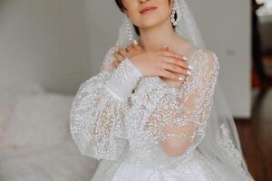 das Braut Hochzeit Kleid mit Ärmel. das Kleid ist gestickt mit Perlen und das Ärmel sind gemacht von Schleier. Nahansicht Foto