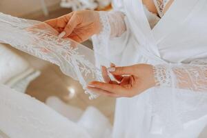 Spitze und Stickerei auf Stoff mit Perlen Hochzeit Kleider auf das Mannequin. geschickt weiblich Schneiderei einstellen Tasten auf Kleidung. tolle Hochzeit Kleid auf ein Mannequin. foto