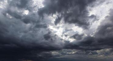 das dunkel Himmel mit schwer Wolken konvergieren und ein heftig Sturm Vor das Regen.schlecht oder Nacht Wetter Himmel und Umfeld. Kohlenstoff Dioxid Emissionen, Gewächshaus Wirkung, global Erwärmen, Klima Veränderung foto