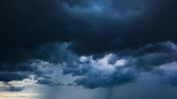 der dunkle himmel mit zusammenlaufenden schweren wolken und einem heftigen sturm vor dem regen. schlechter oder launischer wetterhimmel und umgebung. Kohlendioxidemissionen, Treibhauseffekt, globale Erwärmung, Klimawandel. foto