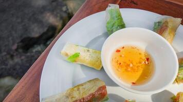 Vietnamesisch Frühling Rollen mit würzig Soße foto