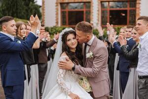 in voller Länge Porträt von das Jungvermählten und ihr freunde beim das Hochzeit. das Braut und Bräutigam mit Brautjungfern und freunde von das Bräutigam sind haben Spaß und Jubel beim das Hochzeit. foto