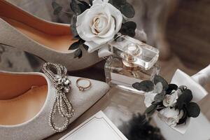 das Braut Hochzeit Ring ist auf das Schuhe, Parfüm. Hochzeit Einzelheiten foto