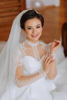 Mode Porträt von ein schön Braut im ein luxuriös Hochzeit Kleid mit Spitze und Kristalle im ein Arabisch Innere Stil. schön Braut mit ein Strauß von Blumen. Vorbereitung zum das Hochzeit Zeremonie. foto