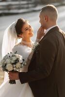 Hochzeit Porträt von das Braut und Bräutigam. Winter gehen im Natur. das Braut umarmt das Bräutigam, suchen beim jeder andere. foto