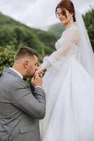 sie erzählte ihm Ja. ein jung Mann Küsse seine Ehefrauen Hand mit ein Gold Ring, vorschlagen Hochzeit. Engagement von ein jung Paar im Liebe. Konzept von Liebe und Einheit. foto