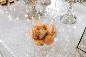 Süßigkeiten Bar zum ein Hochzeit. Süßigkeiten Bar Stehen festlich Tabelle mit Nachspeisen, Cupcakes und Macarons. schön und lecker. foto