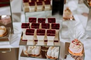 Mandel Kekse und verschiedene Süss Kuchen zum ein Hochzeit Bankett. ein köstlich Rezeption, ein luxuriös Zeremonie. Tabelle mit Süßigkeiten und Nachspeisen. köstlich bunt Französisch Nachspeisen auf ein Teller oder Tisch. foto
