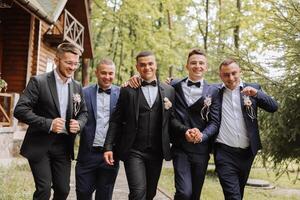 heiter, jung, energisch Zeugen von das Bräutigam Nächster zu das Bräutigam. freunde gratulieren das Bräutigam. Bräutigam und seine komisch freunde haben Spaß auf das Hochzeit Tag von das Jungvermählten. foto