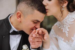 sie erzählte ihm Ja. ein jung Mann Küsse seine Ehefrauen Hand mit ein Gold Ring, vorschlagen Hochzeit. Engagement von ein jung Paar im Liebe. Konzept von Liebe und Einheit. foto