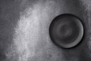 leeren runden Keramik Teller auf ein Licht Textur Hintergrund foto