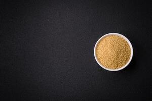 Weizen Haferbrei Couscous Körner auf ein dunkel Beton Hintergrund foto