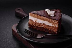 Stück von köstlich Süss Schokolade Kuchen mit Schwamm Kuchen und Sahne foto
